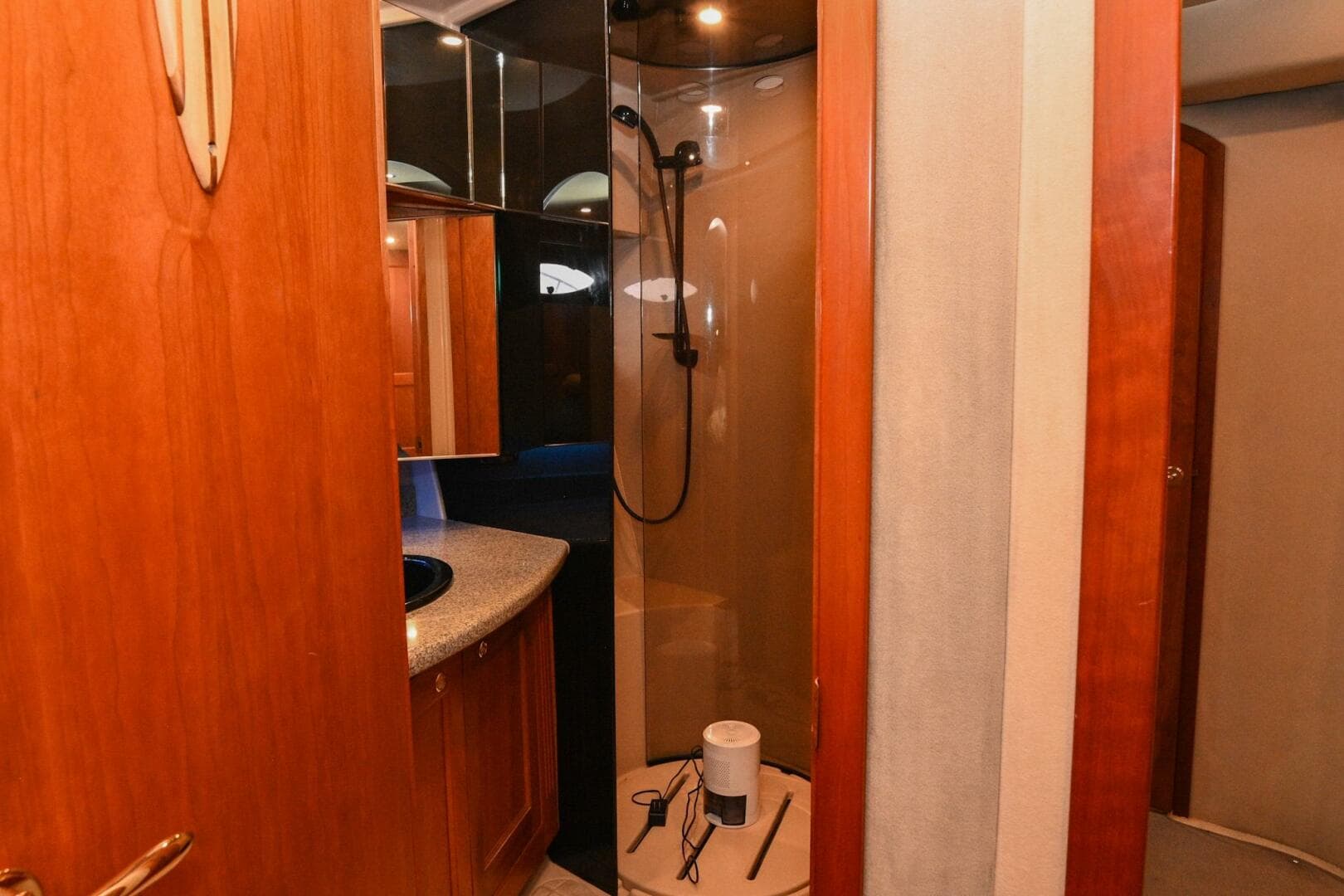 2002 Cruisers Yachts 5000 Sedan Sport — photo 81