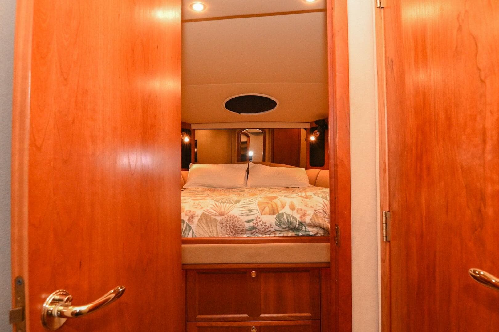 2002 Cruisers Yachts 5000 Sedan Sport — photo 75