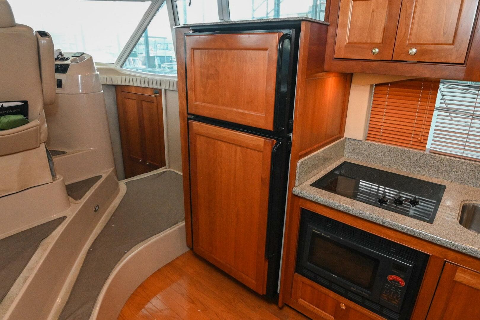 2002 Cruisers Yachts 5000 Sedan Sport — photo 39