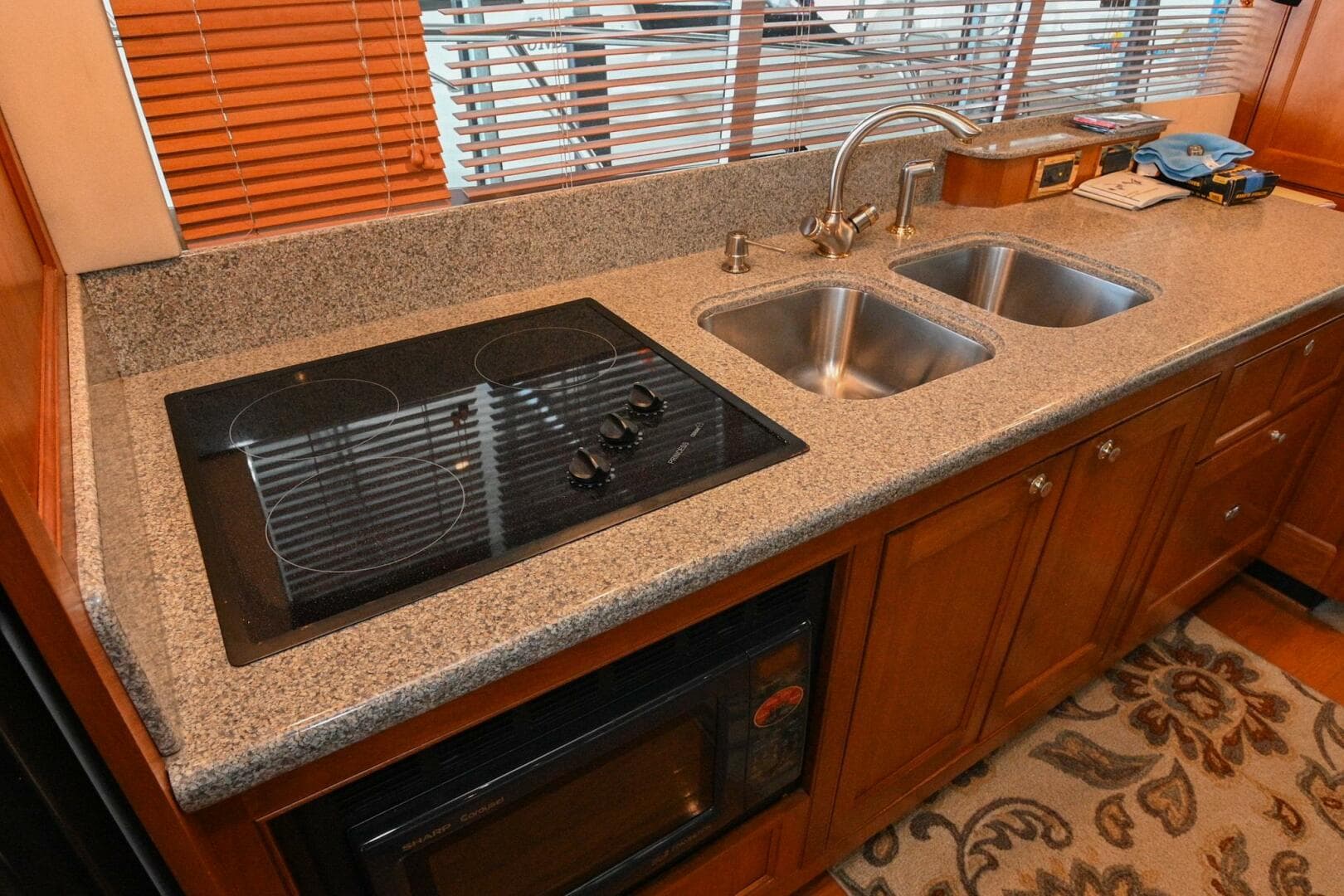 2002 Cruisers Yachts 5000 Sedan Sport — photo 34