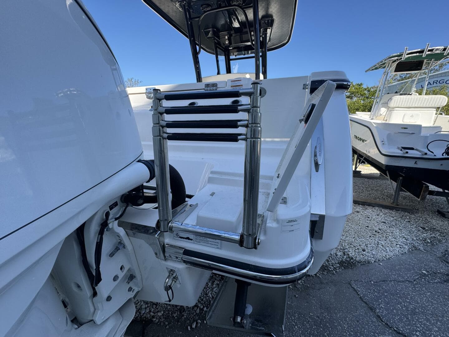 2023 Robalo R270 Center Console — photo 12