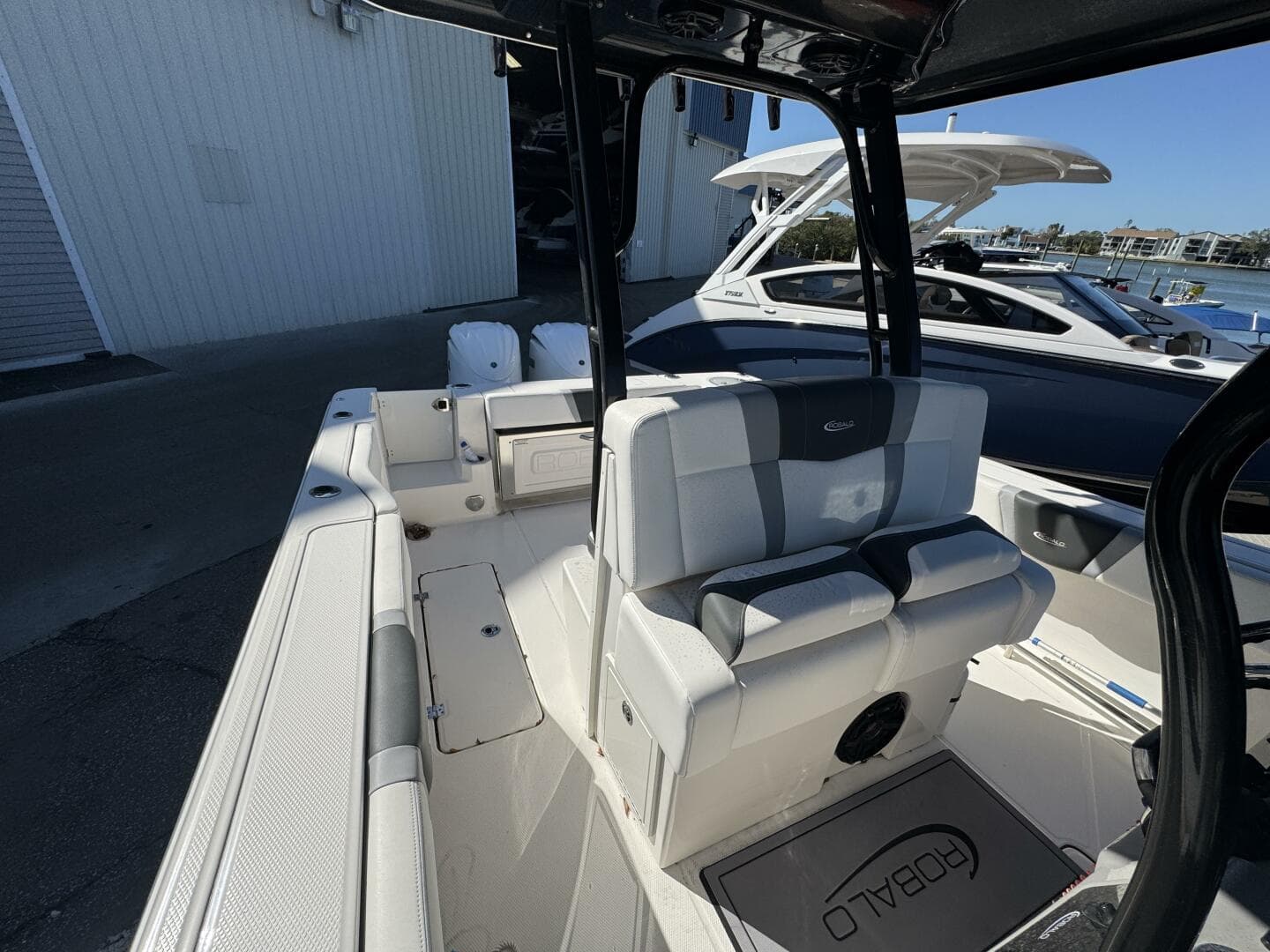 2023 Robalo R270 Center Console — photo 48