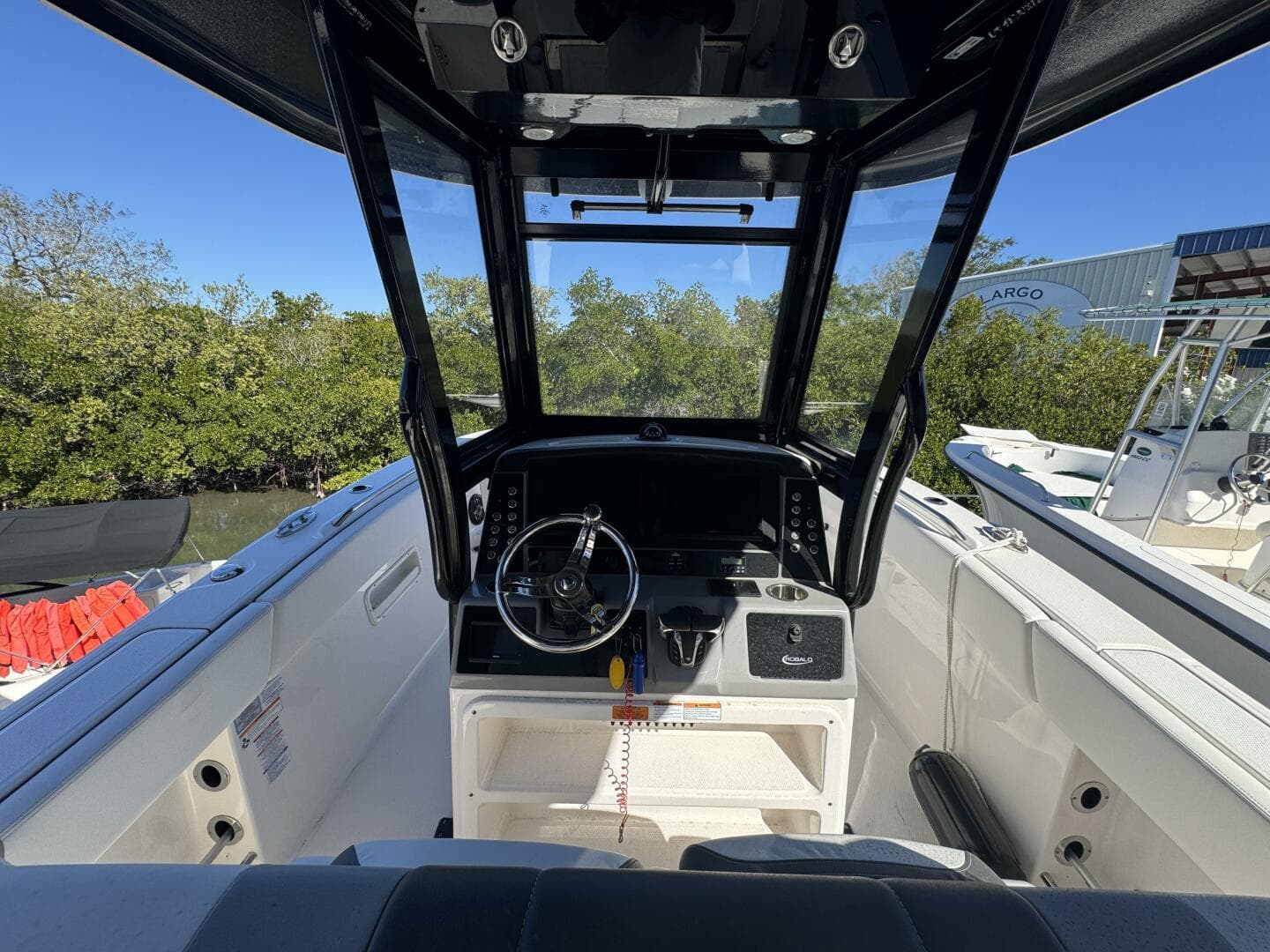 2023 Robalo R270 Center Console — photo 18