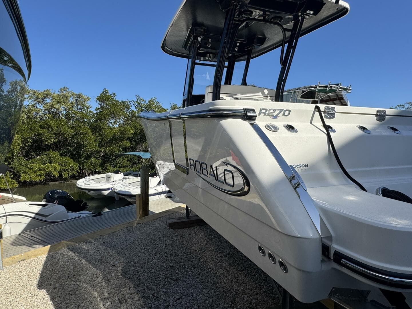 2023 Robalo R270 Center Console — photo 9