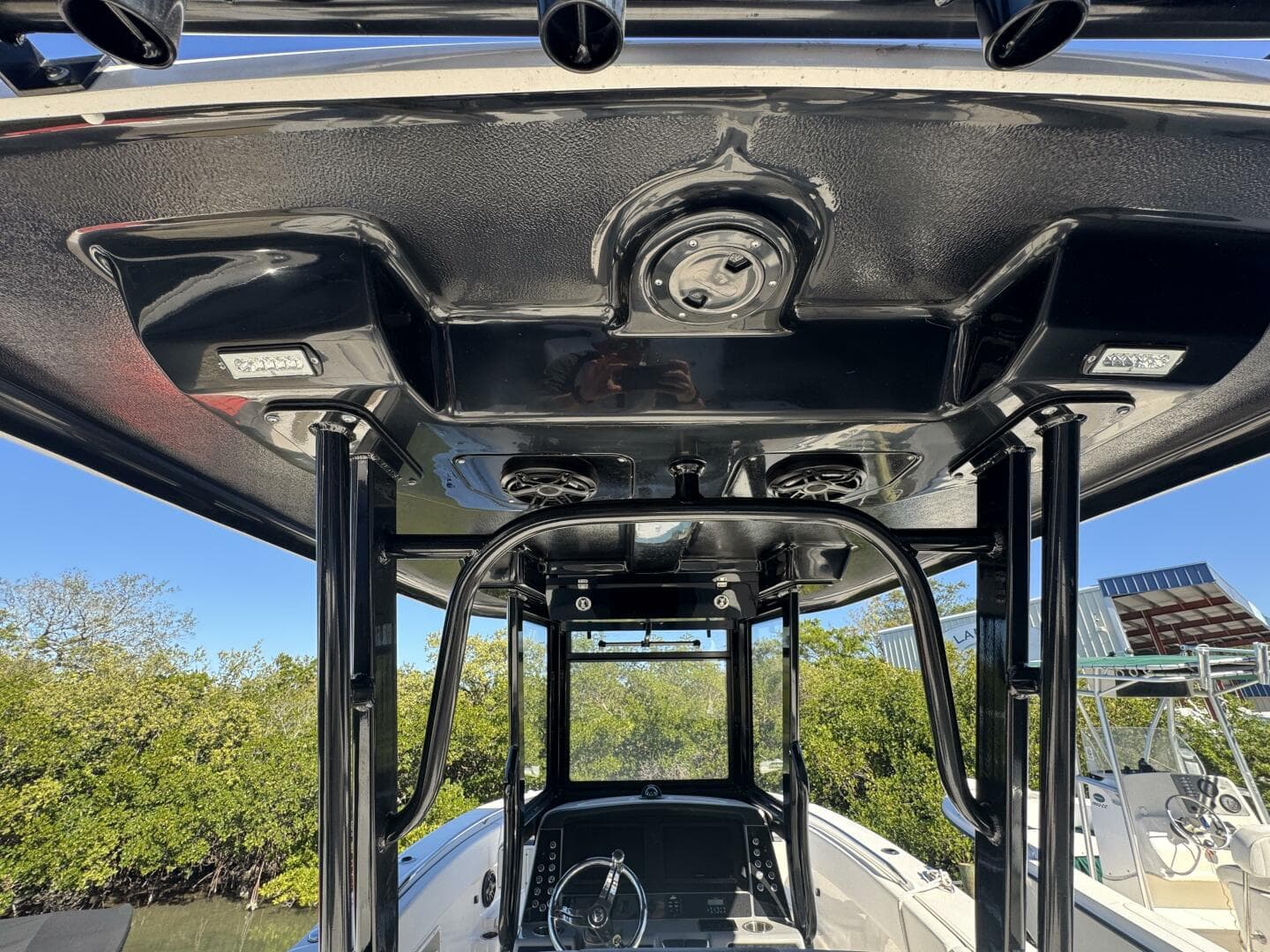 2023 Robalo R270 Center Console — photo 32
