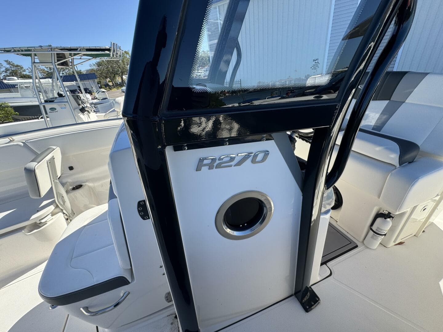 2023 Robalo R270 Center Console — photo 42