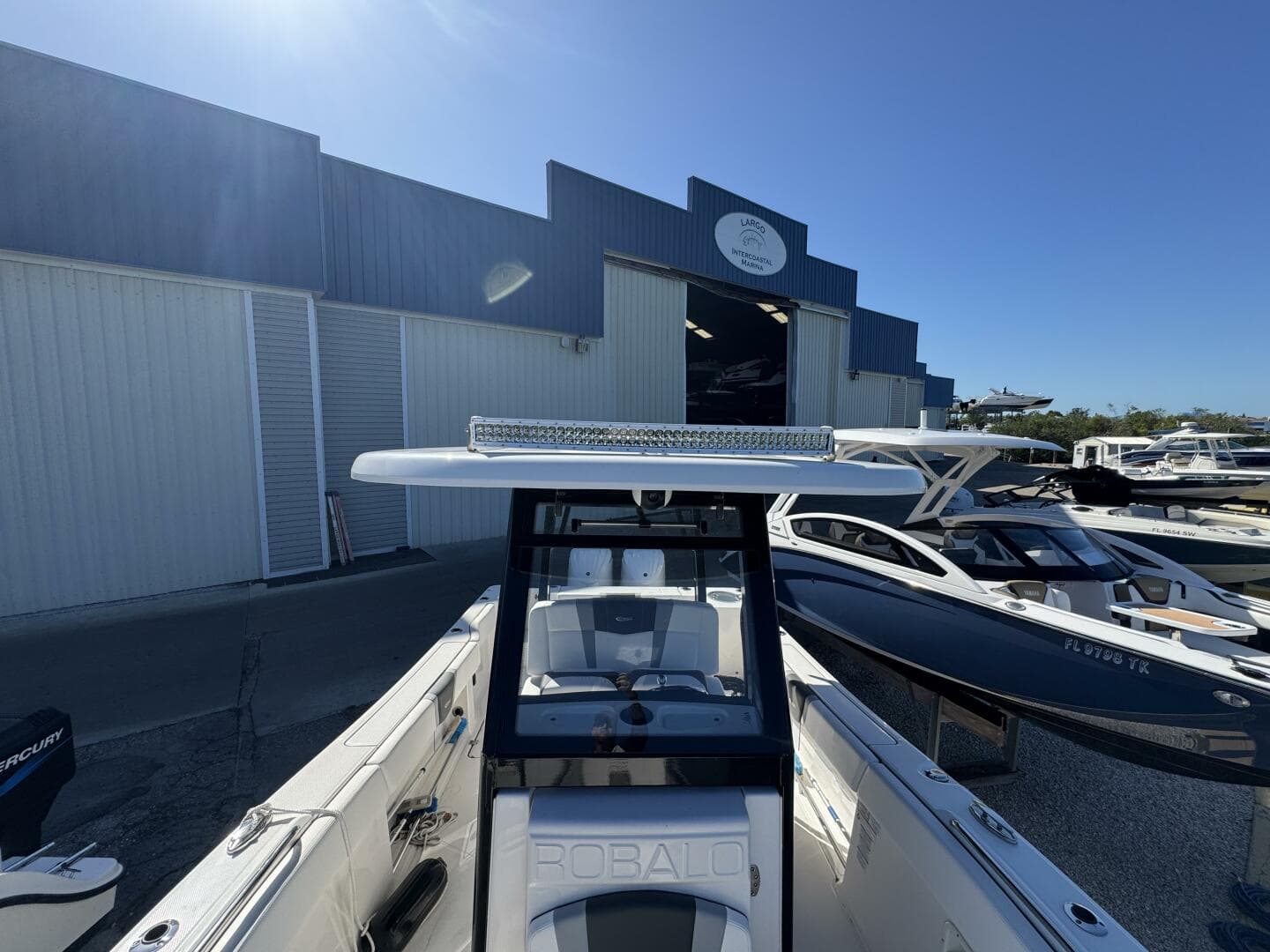 2023 Robalo R270 Center Console — photo 44