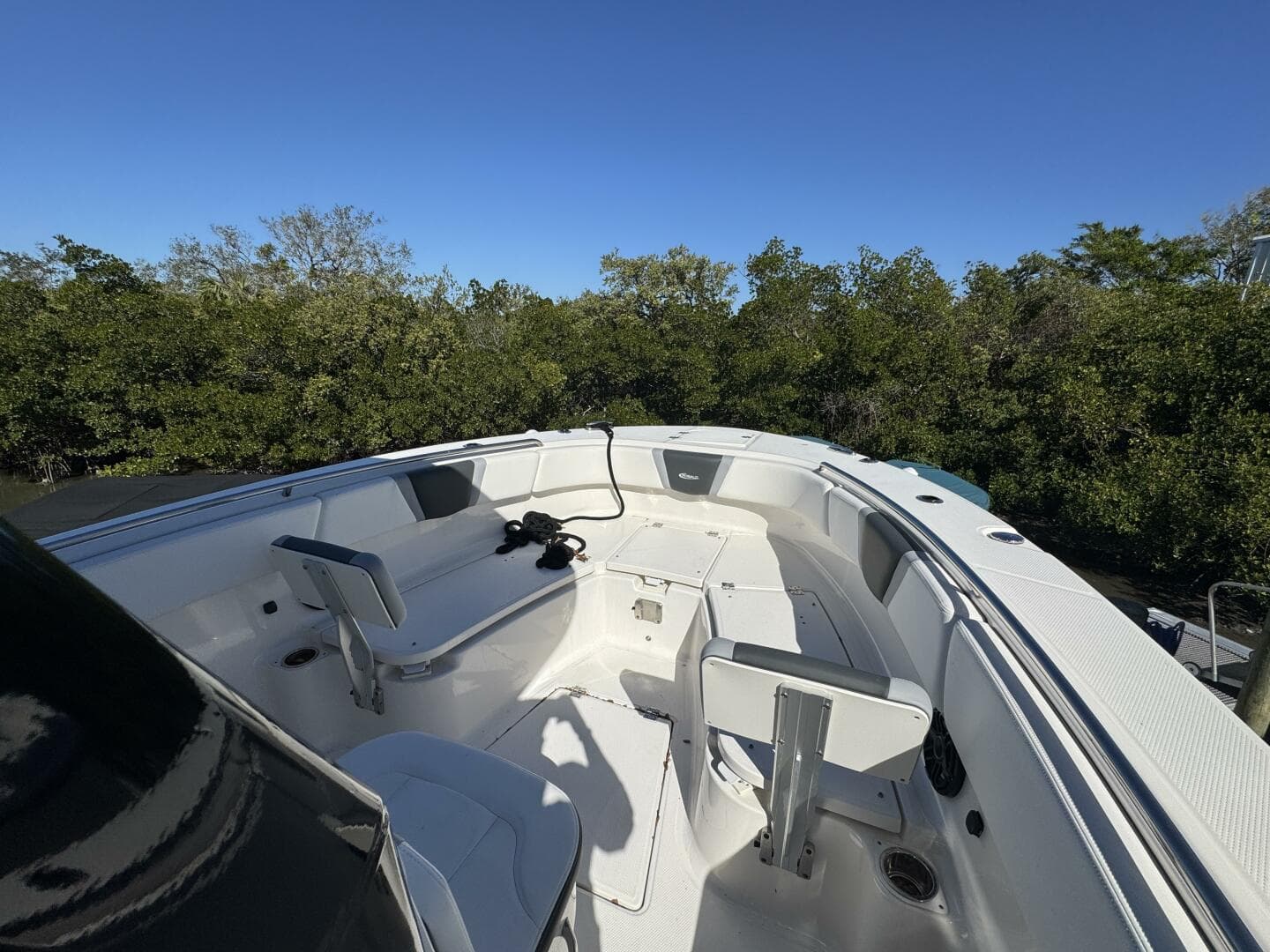 2023 Robalo R270 Center Console — photo 40