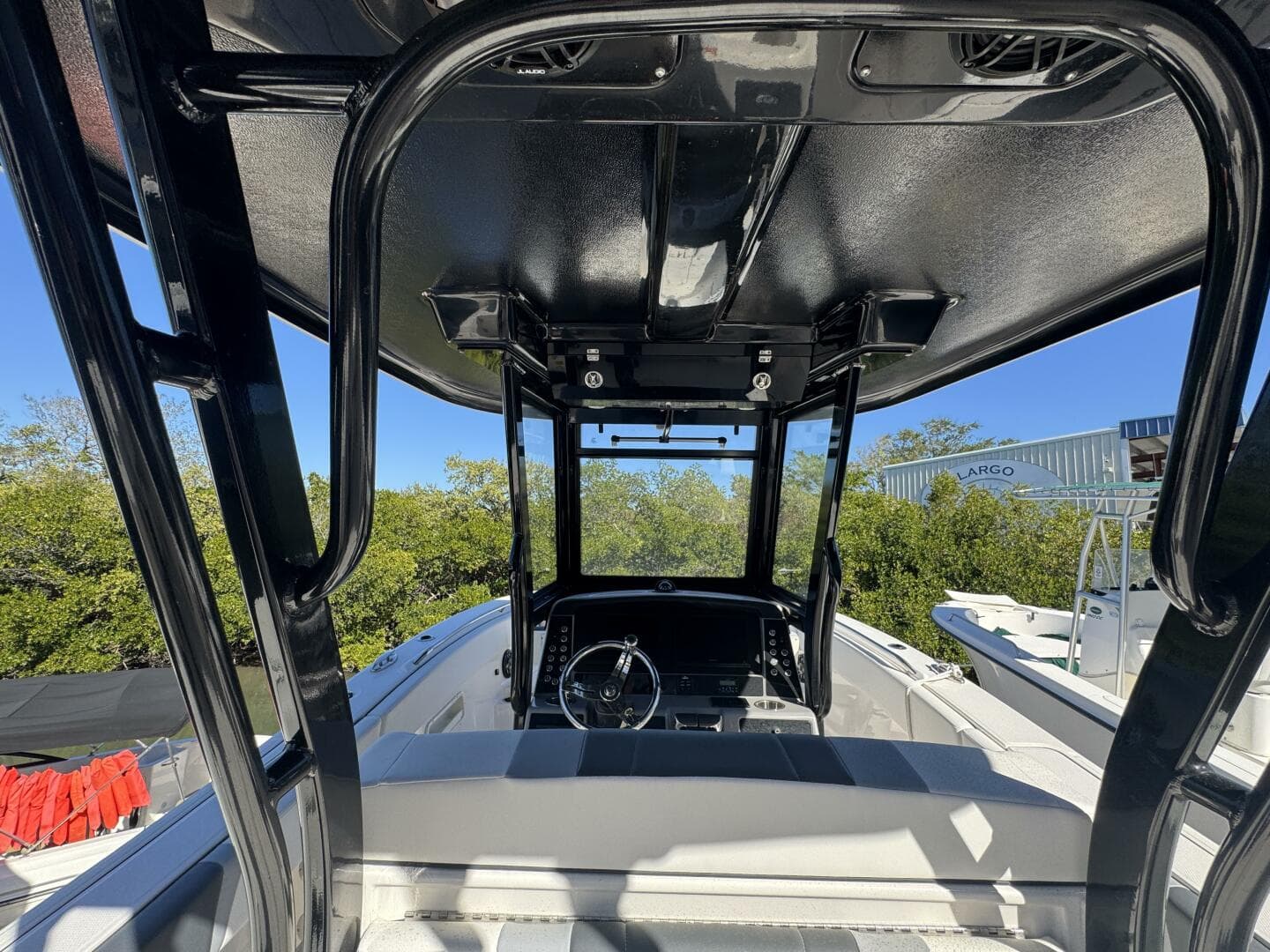 2023 Robalo R270 Center Console — photo 17