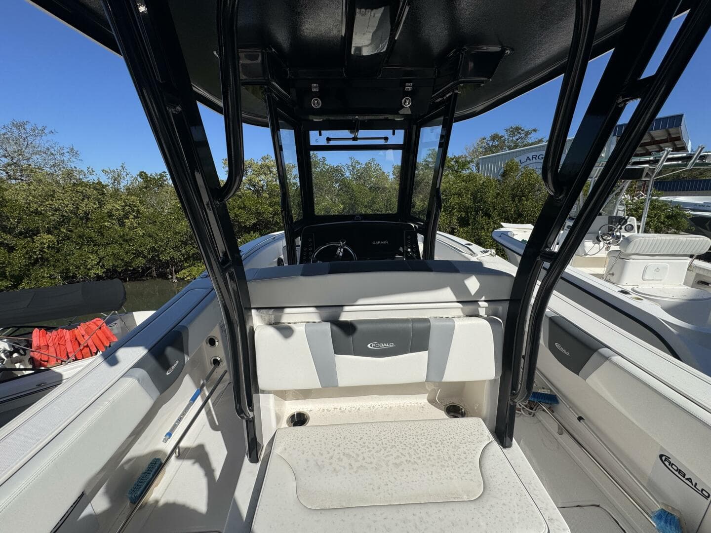 2023 Robalo R270 Center Console — photo 15