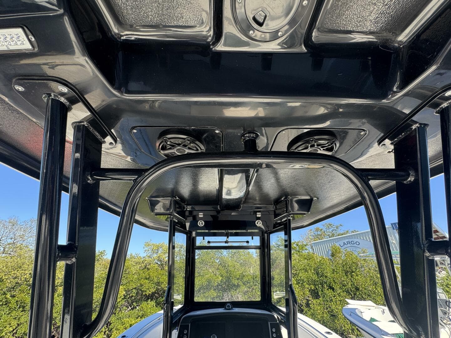 2023 Robalo R270 Center Console — photo 16
