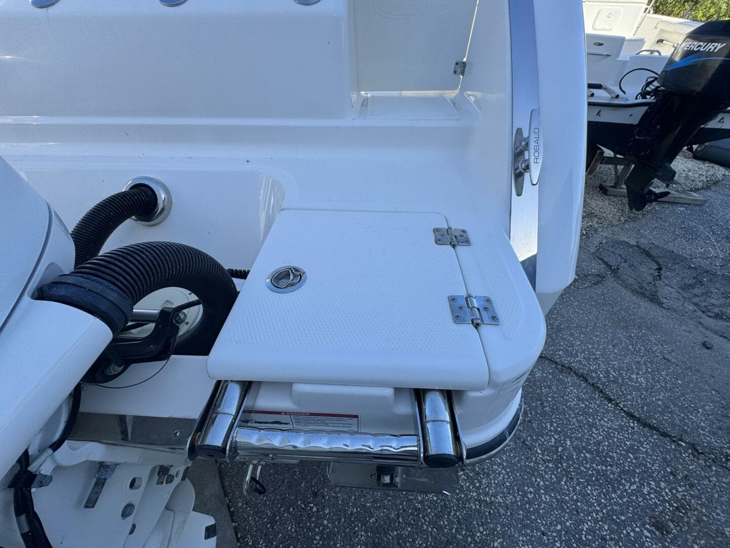 2023 Robalo R270 Center Console — photo 10