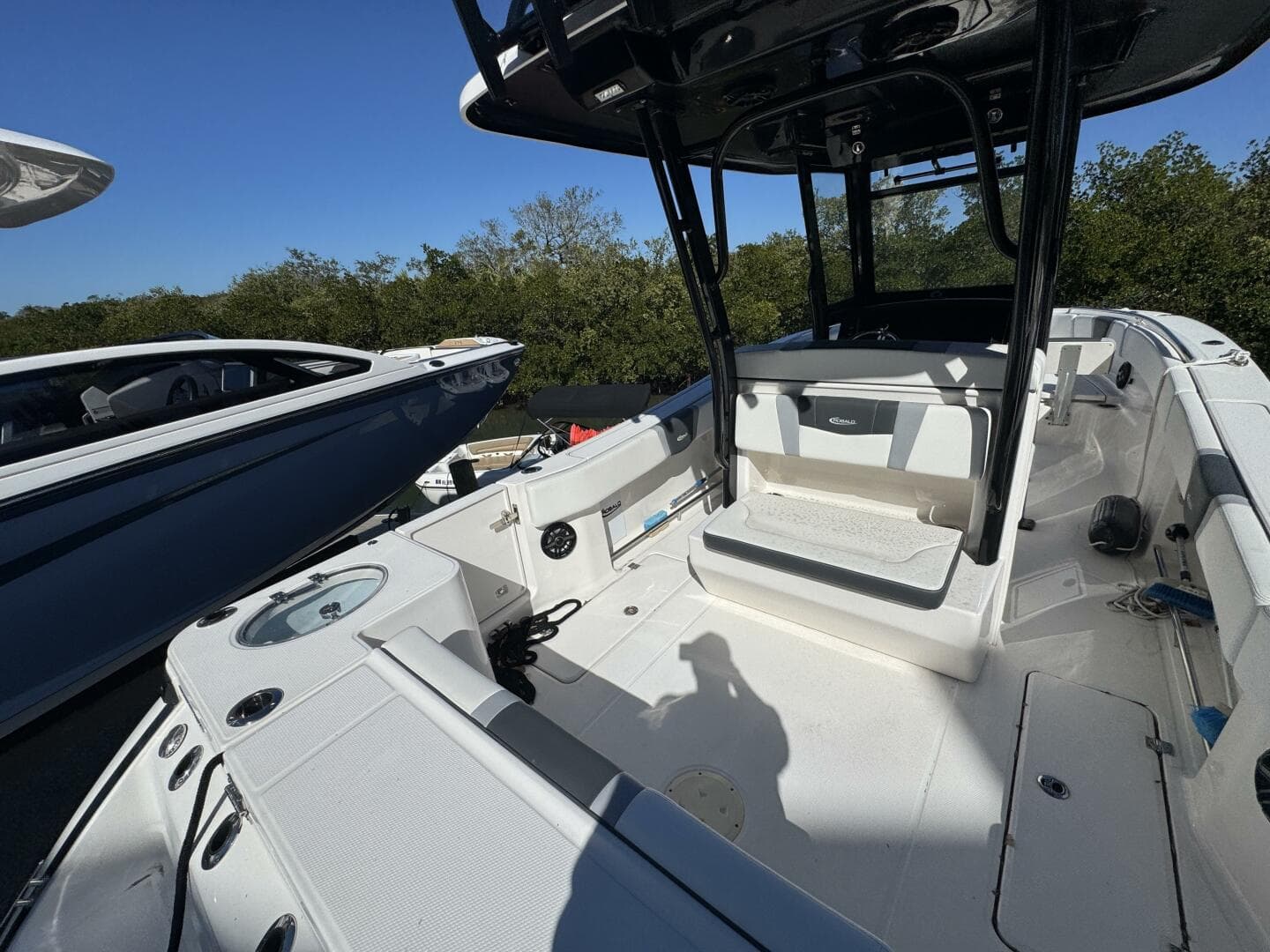 2023 Robalo R270 Center Console — photo 14