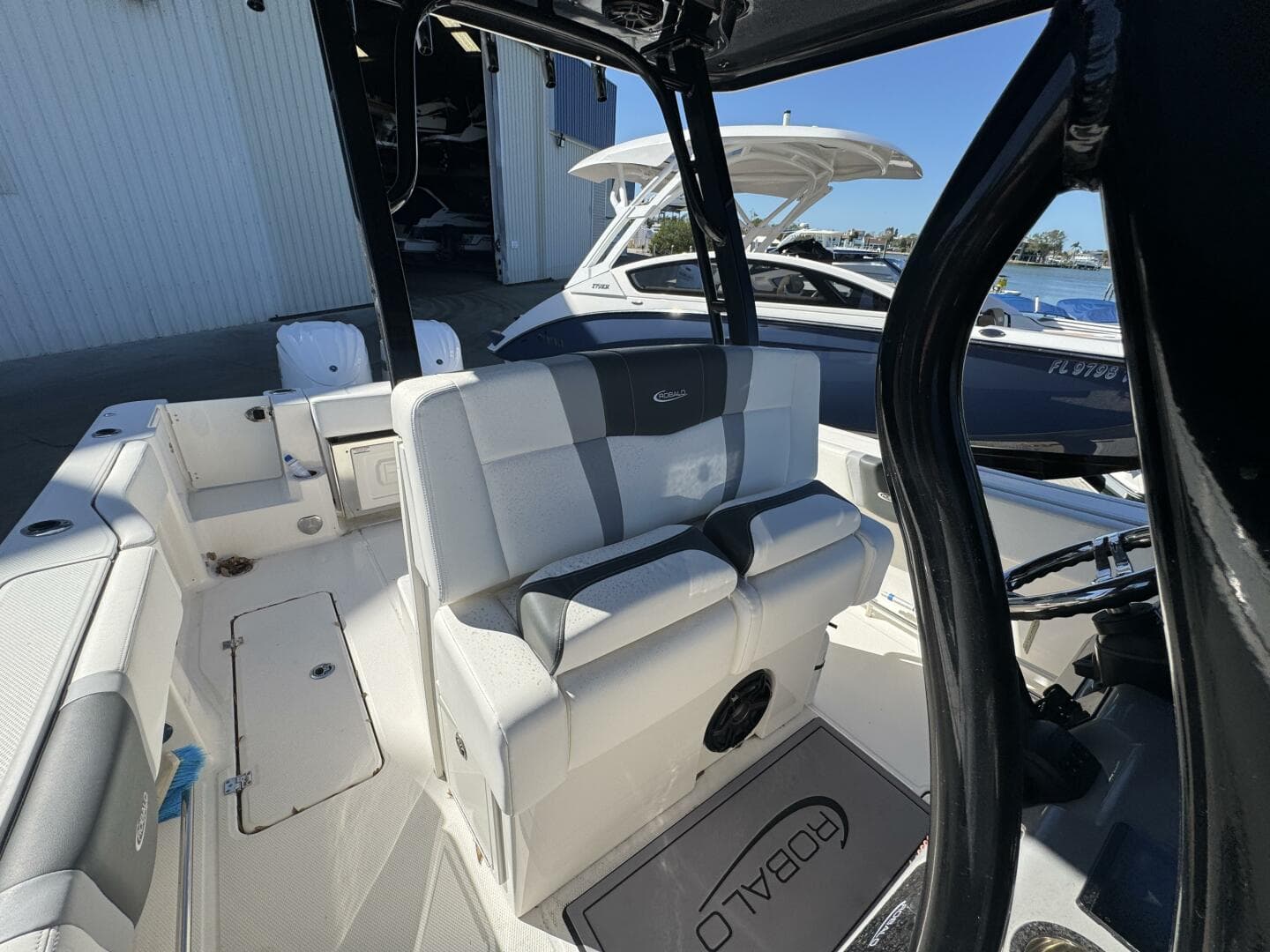2023 Robalo R270 Center Console — photo 39