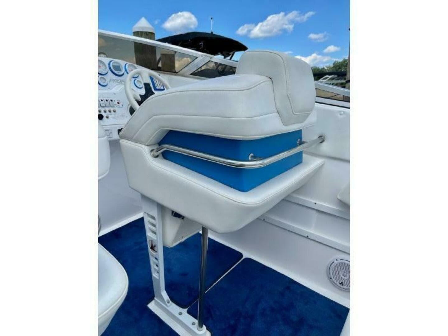 2002 Profile 33V — photo 8