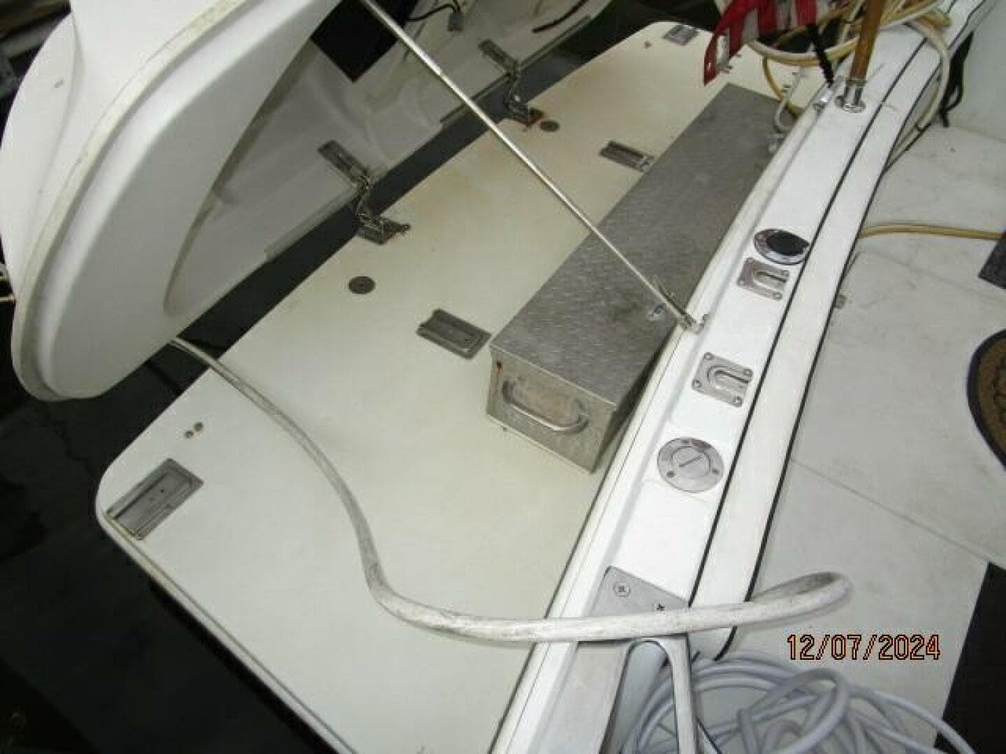 1999 Carver 40 Cockpit — photo 26