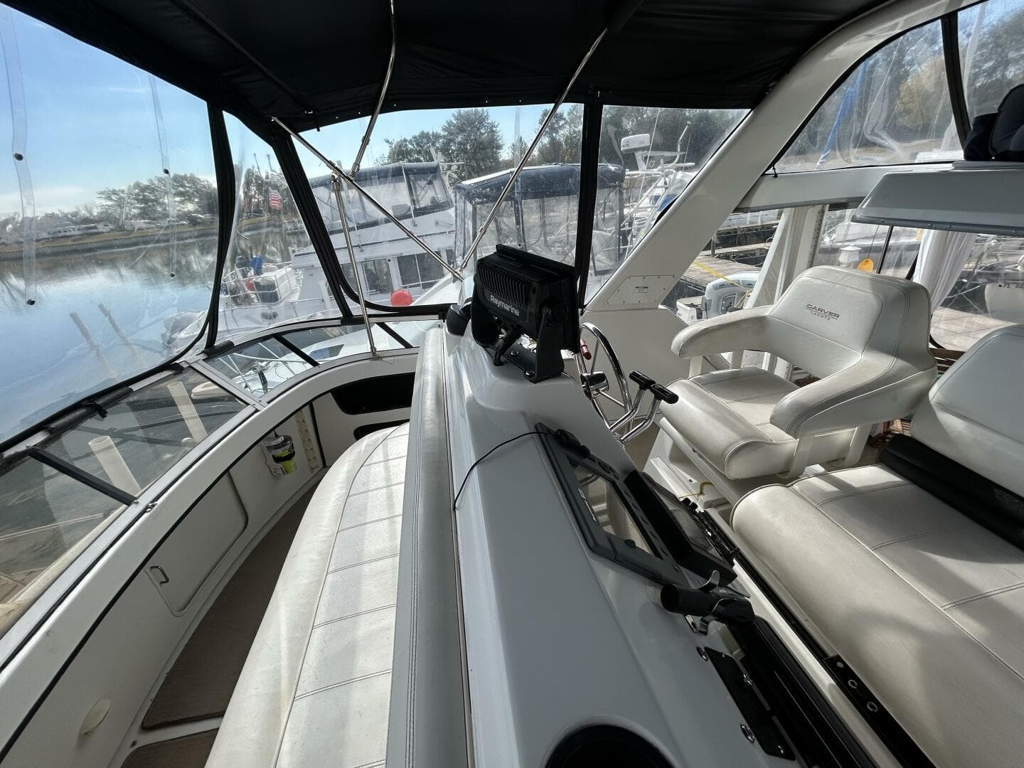 1999 Carver 40 Cockpit — photo 15