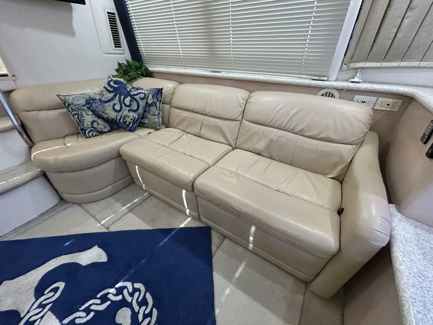 1999 Carver 40 Cockpit — photo 40