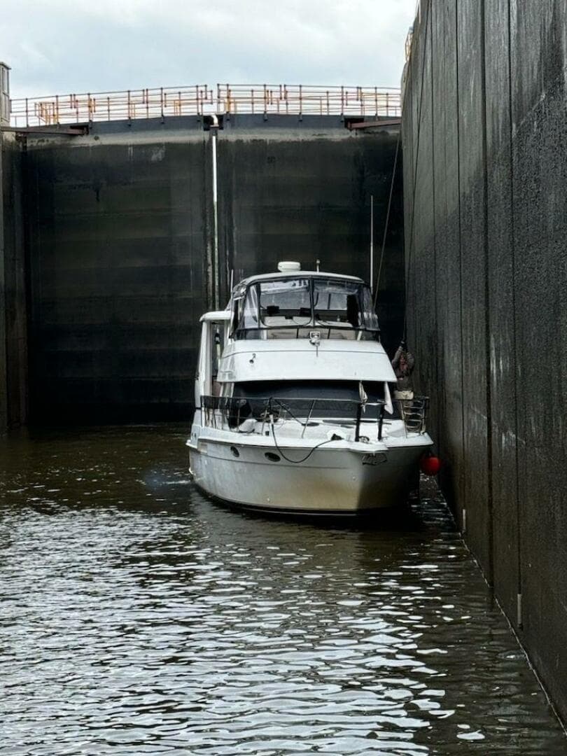 1999 Carver 40 Cockpit — photo 3