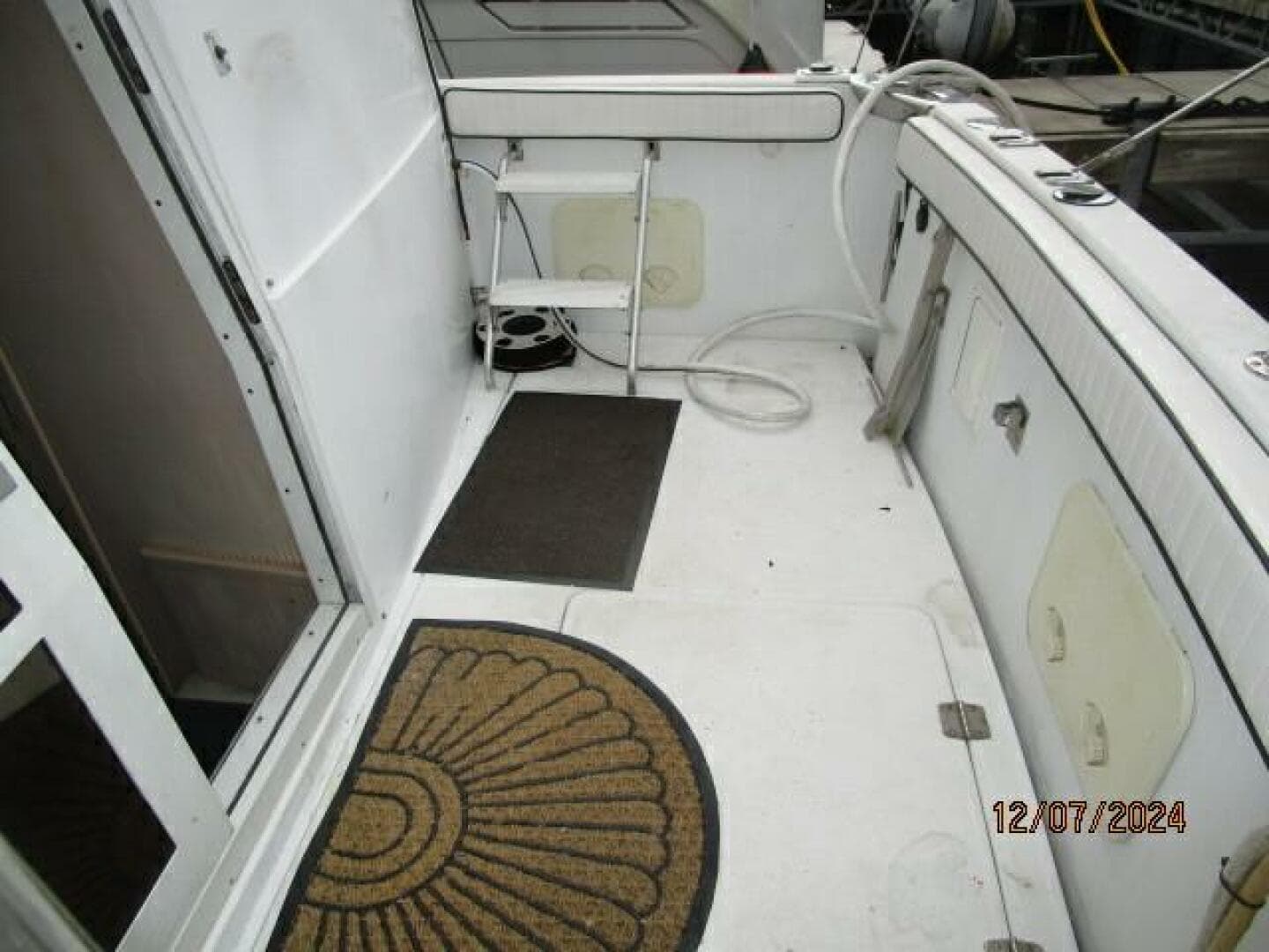 1999 Carver 40 Cockpit — photo 23