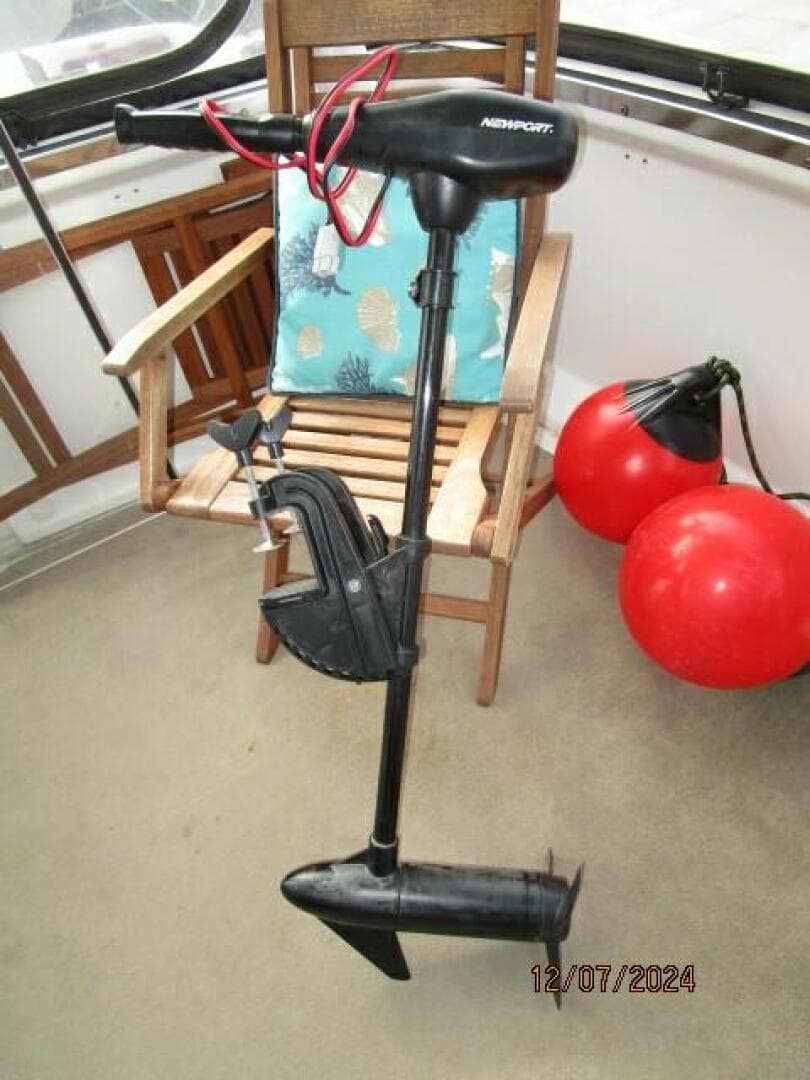 1999 Carver 40 Cockpit — photo 29