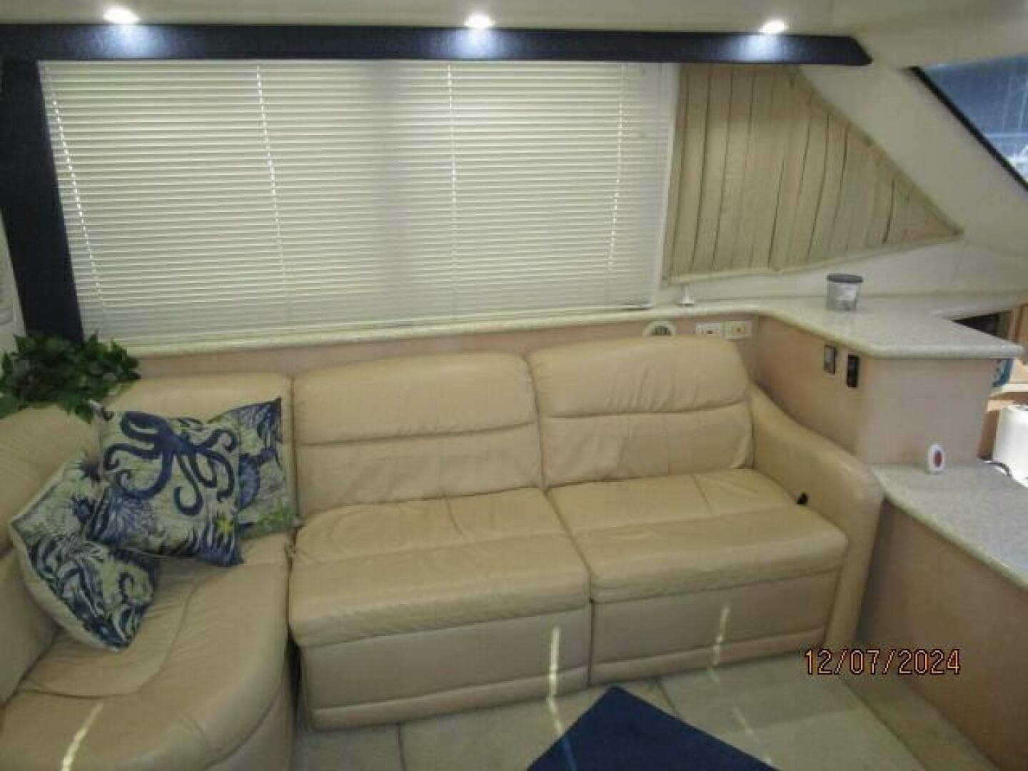 1999 Carver 40 Cockpit — photo 38