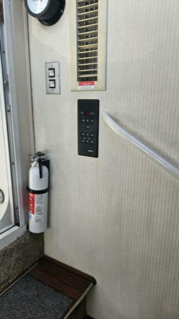 1990 Trojan 11M Express — photo 22