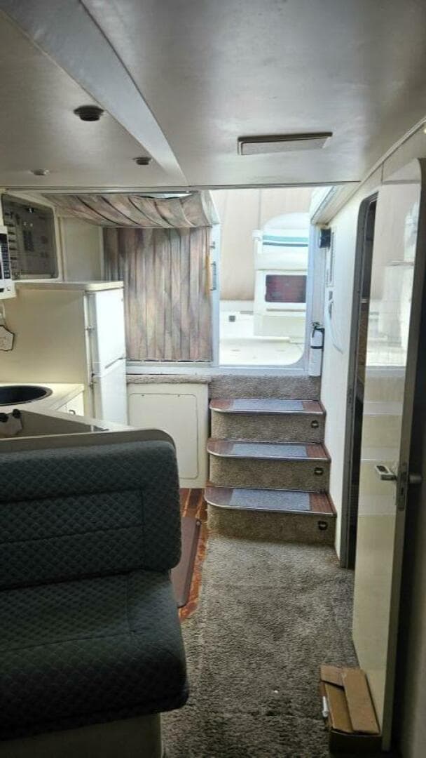 1990 Trojan 11M Express — photo 35