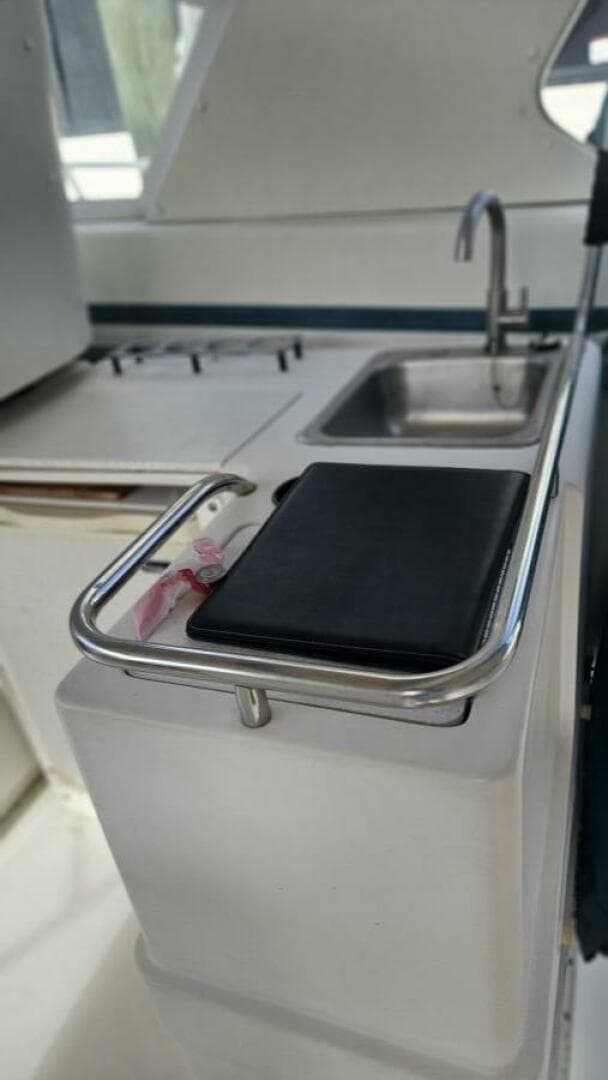 1990 Trojan 11M Express — photo 16