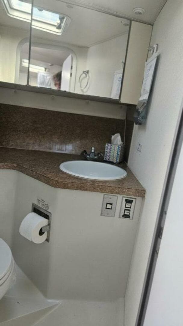 1990 Trojan 11M Express — photo 33