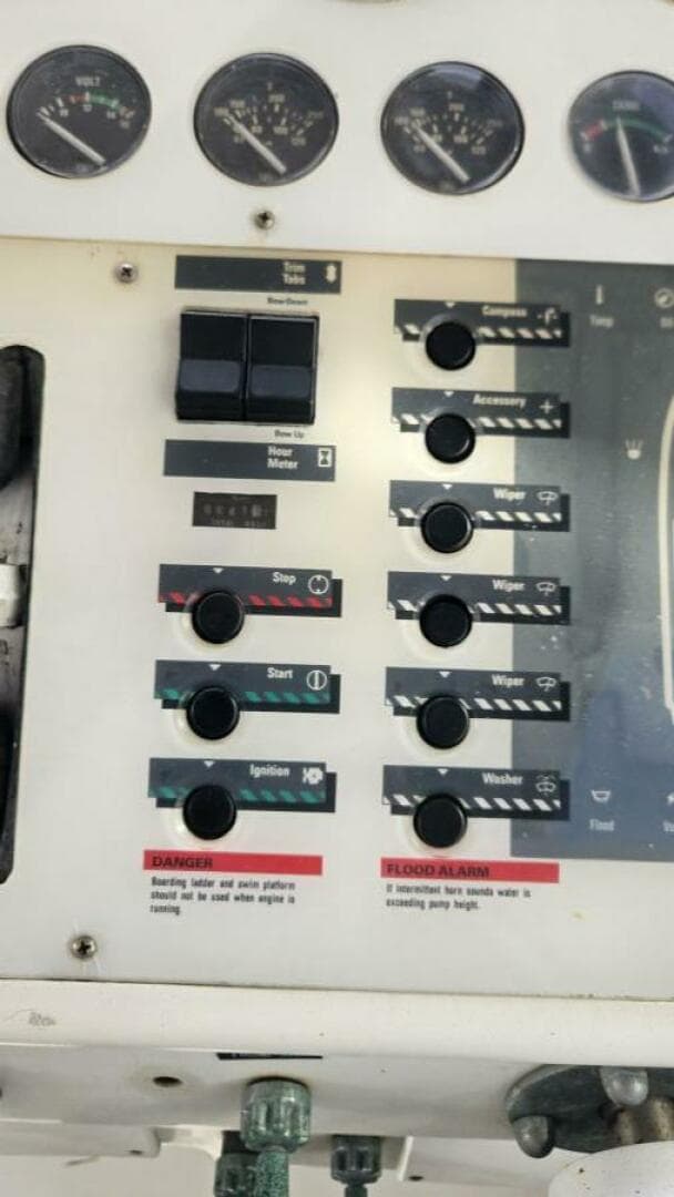 1990 Trojan 11M Express — photo 8