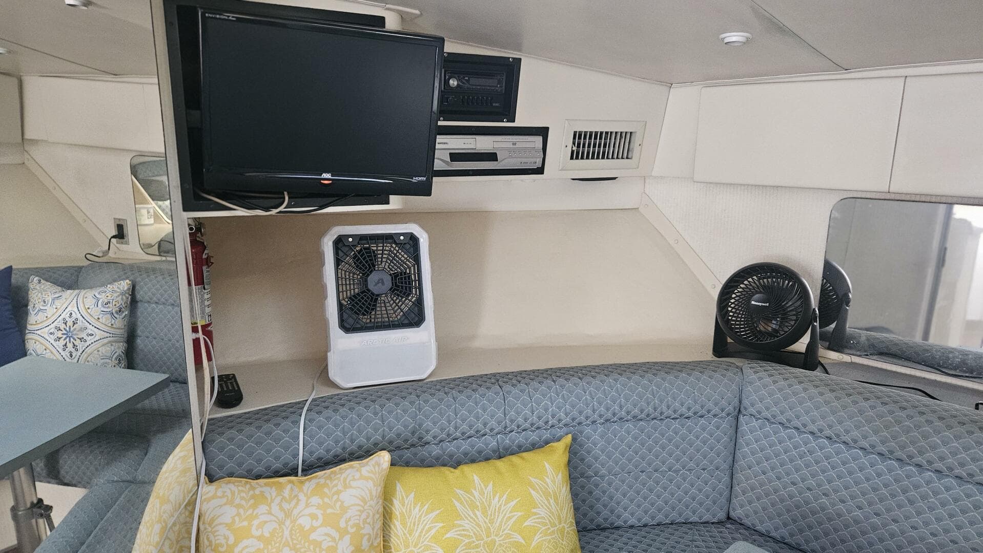 1990 Trojan 11M Express — photo 30