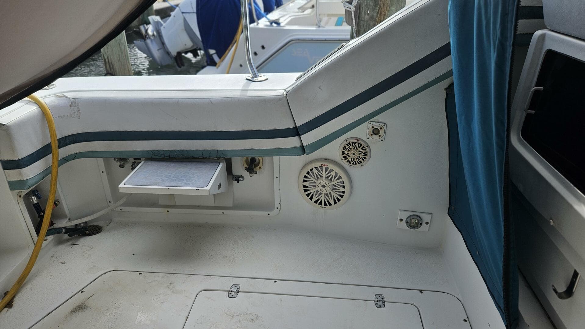 1990 Trojan 11M Express — photo 19