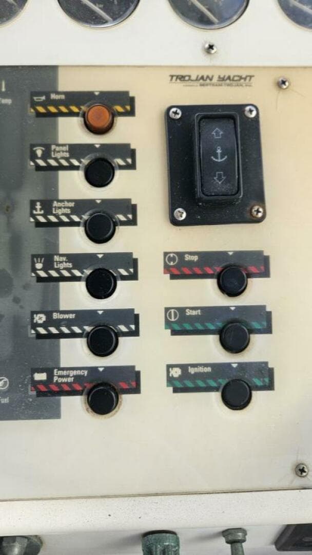 1990 Trojan 11M Express — photo 9