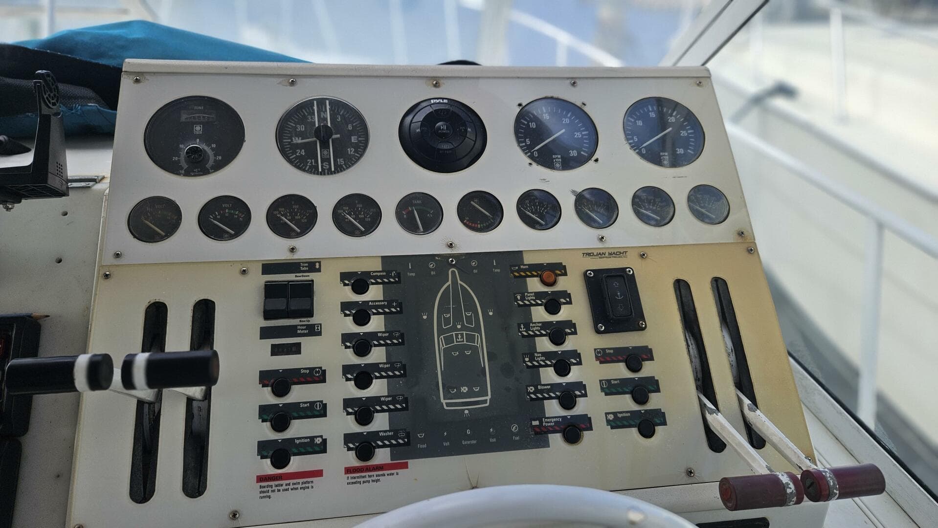 1990 Trojan 11M Express — photo 6