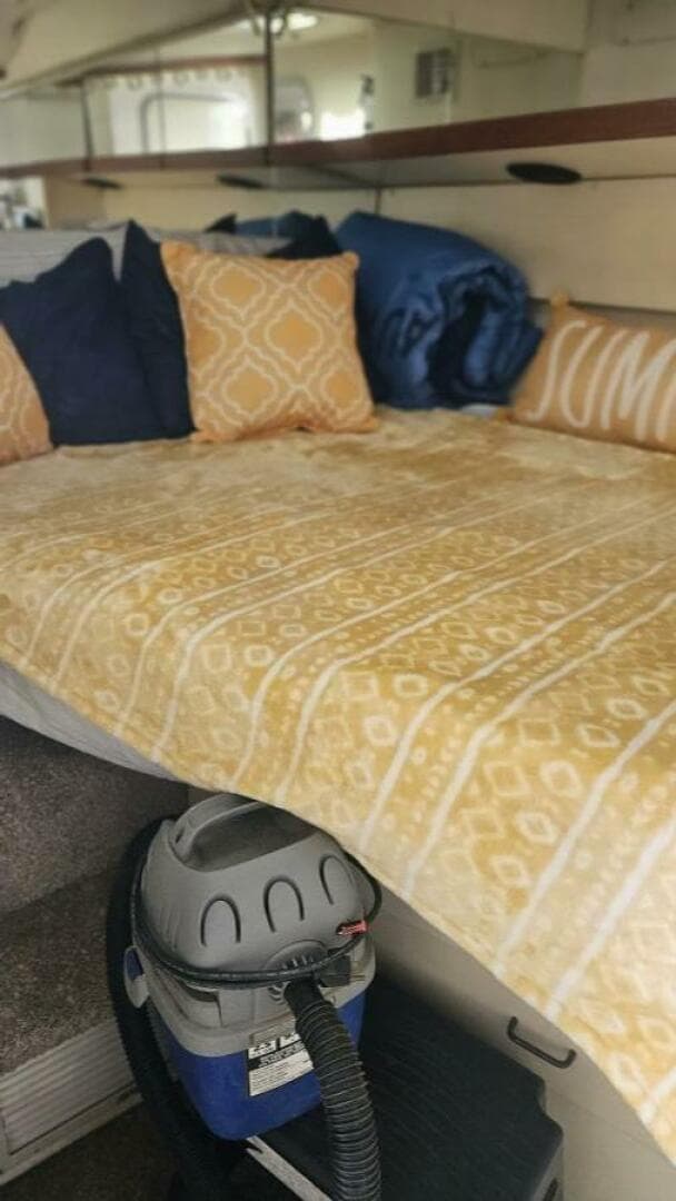 1990 Trojan 11M Express — photo 28