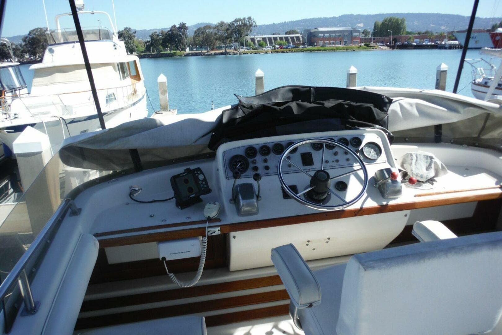1987 Mainship Sundeck 36 — photo 16
