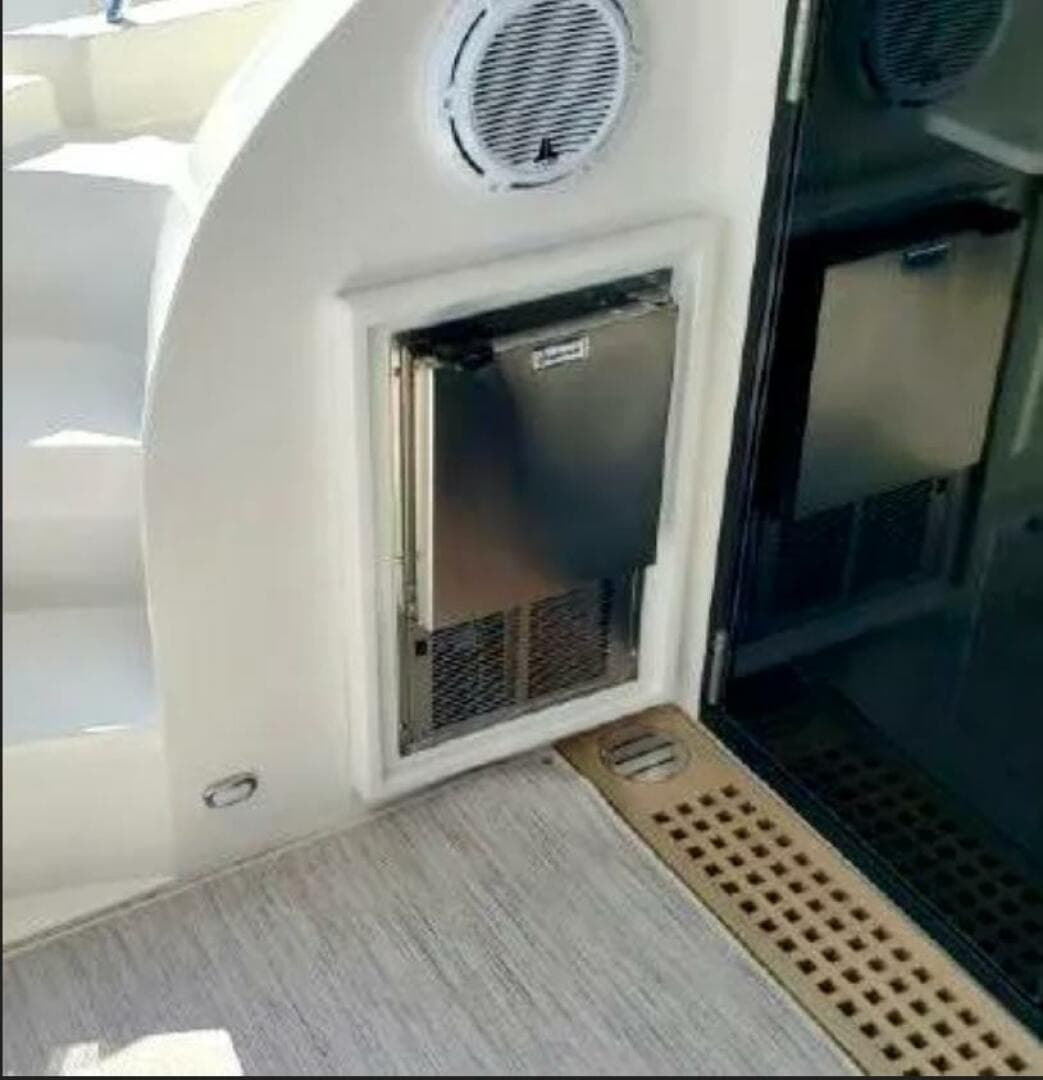 2019 Carver C52 Command Bridge — photo 15