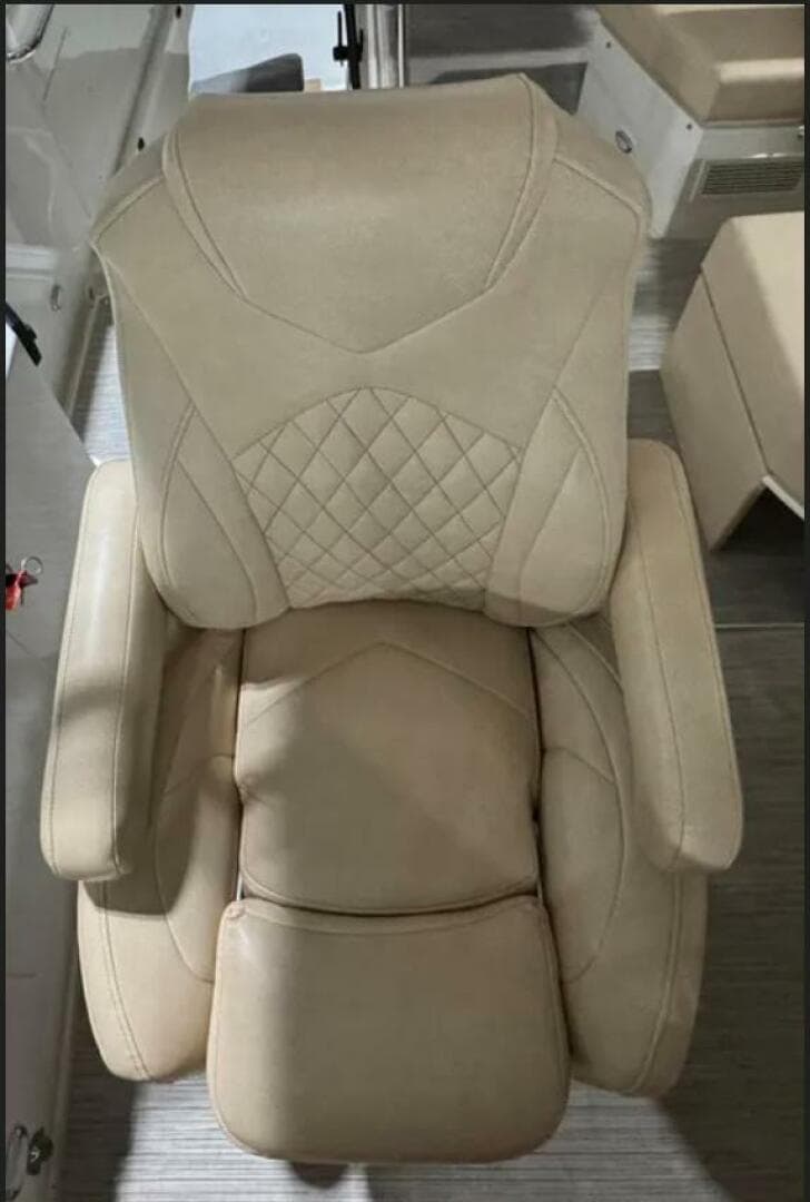 2019 Carver C52 Command Bridge — photo 13