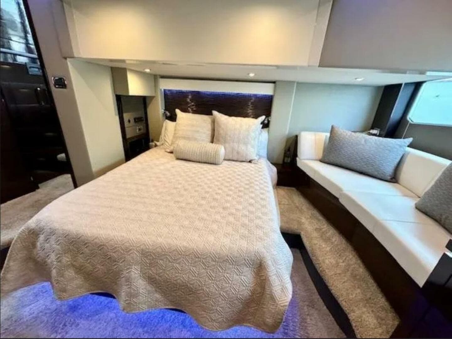 2019 Carver C52 Command Bridge — photo 3