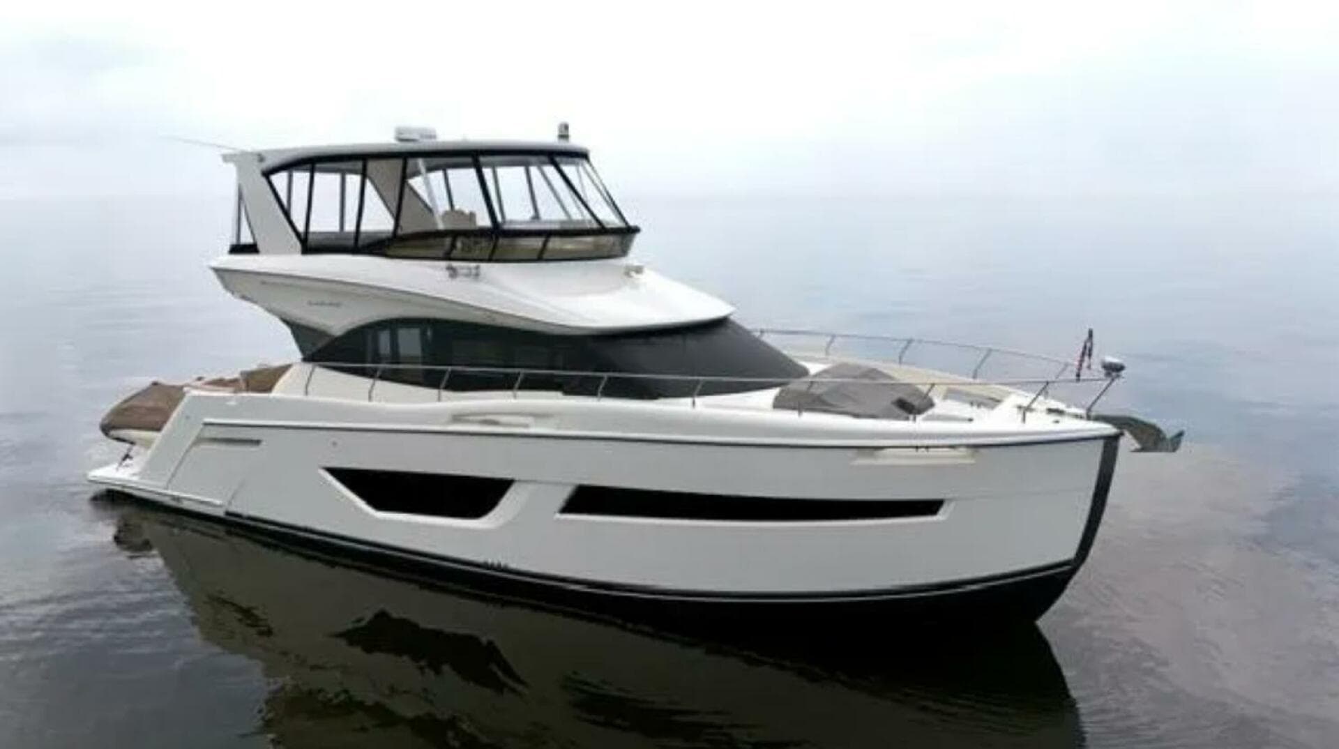 2019 Carver C52 Command Bridge — photo 7