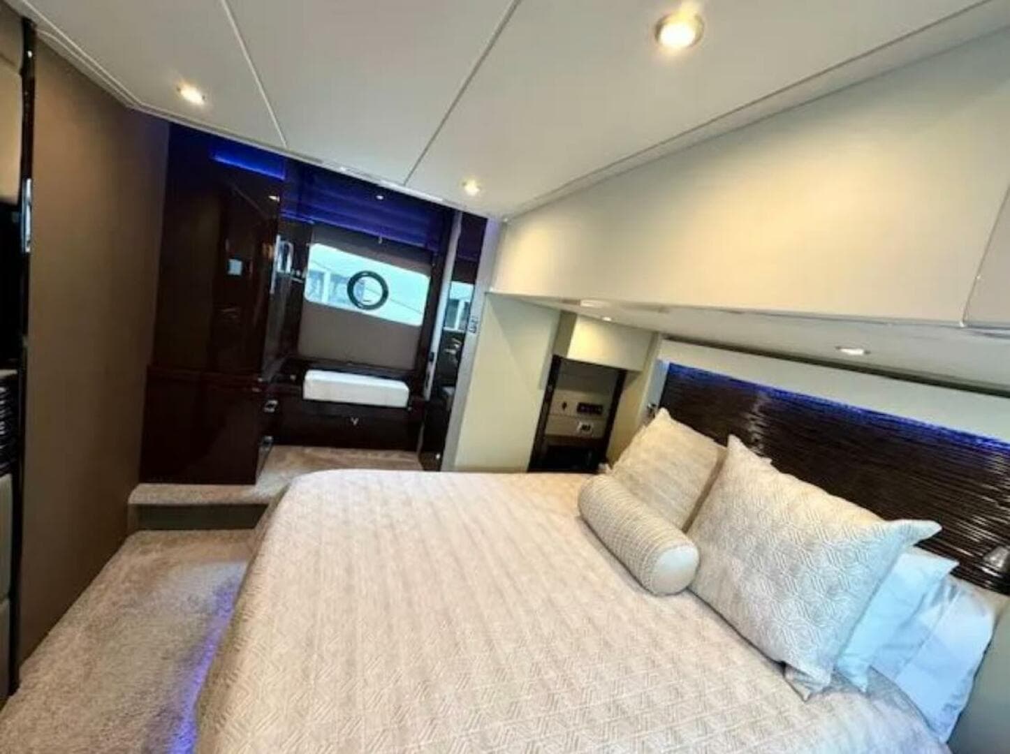 2019 Carver C52 Command Bridge — photo 54