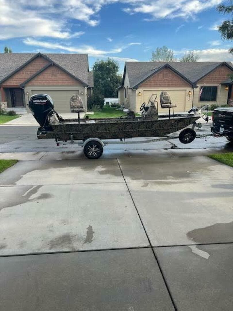 2023 Lowe Roughneck 1860 — photo 1