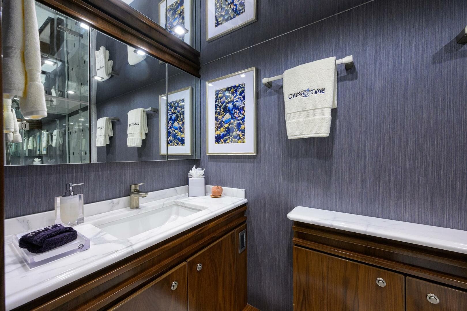 2020 Viking 92 Enclosed Bridge — photo 15