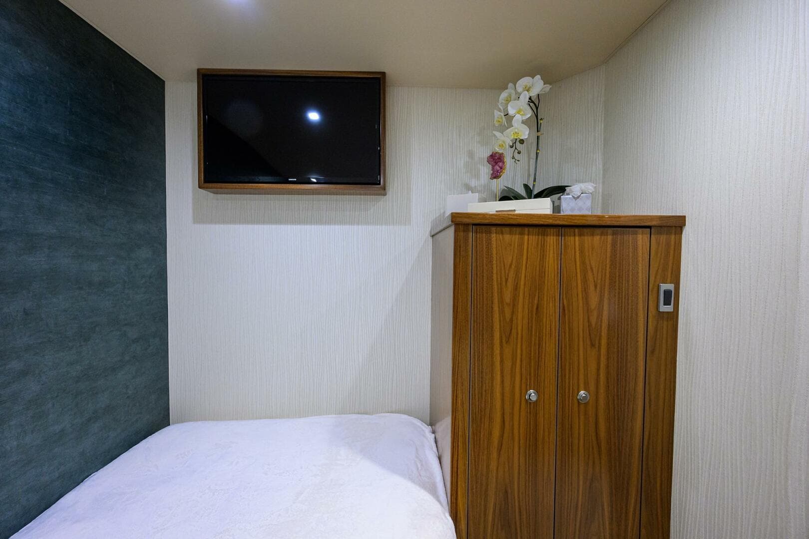 2020 Viking 92 Enclosed Bridge — photo 25