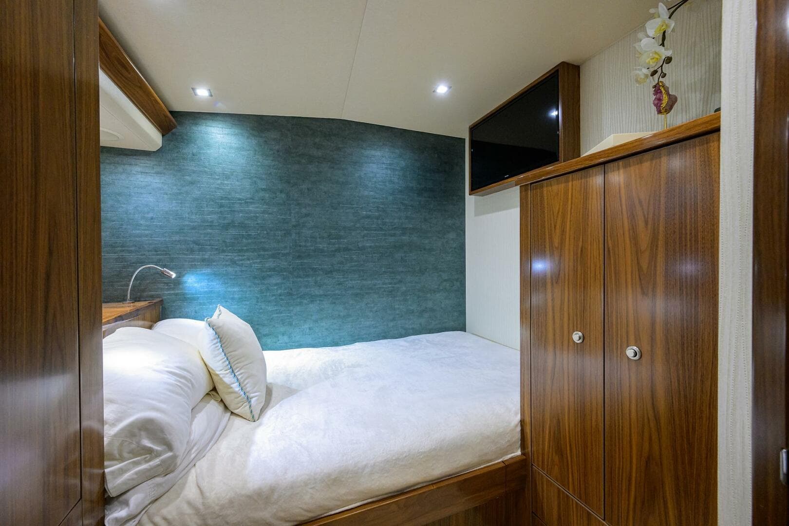 2020 Viking 92 Enclosed Bridge — photo 24