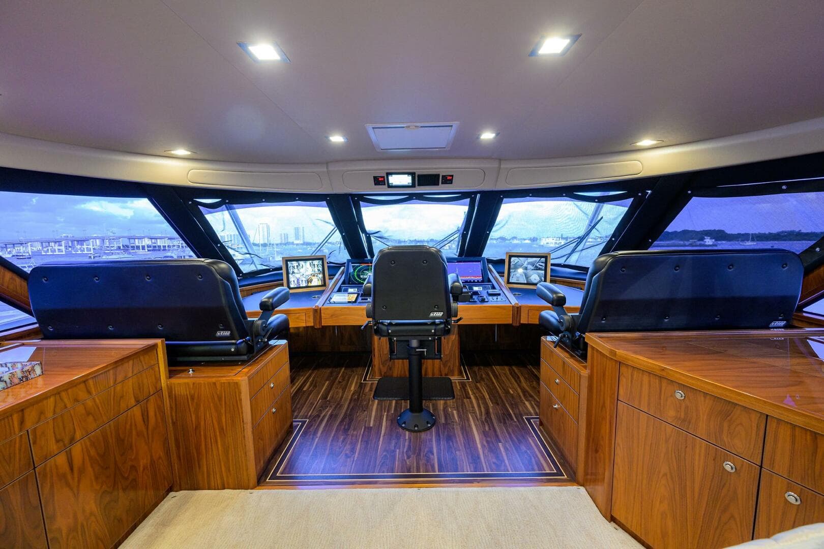 2020 Viking 92 Enclosed Bridge — photo 40