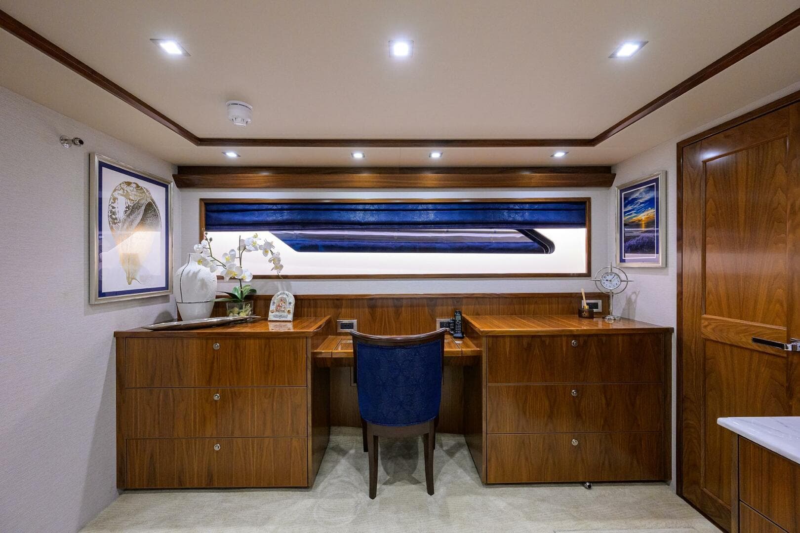 2020 Viking 92 Enclosed Bridge — photo 14