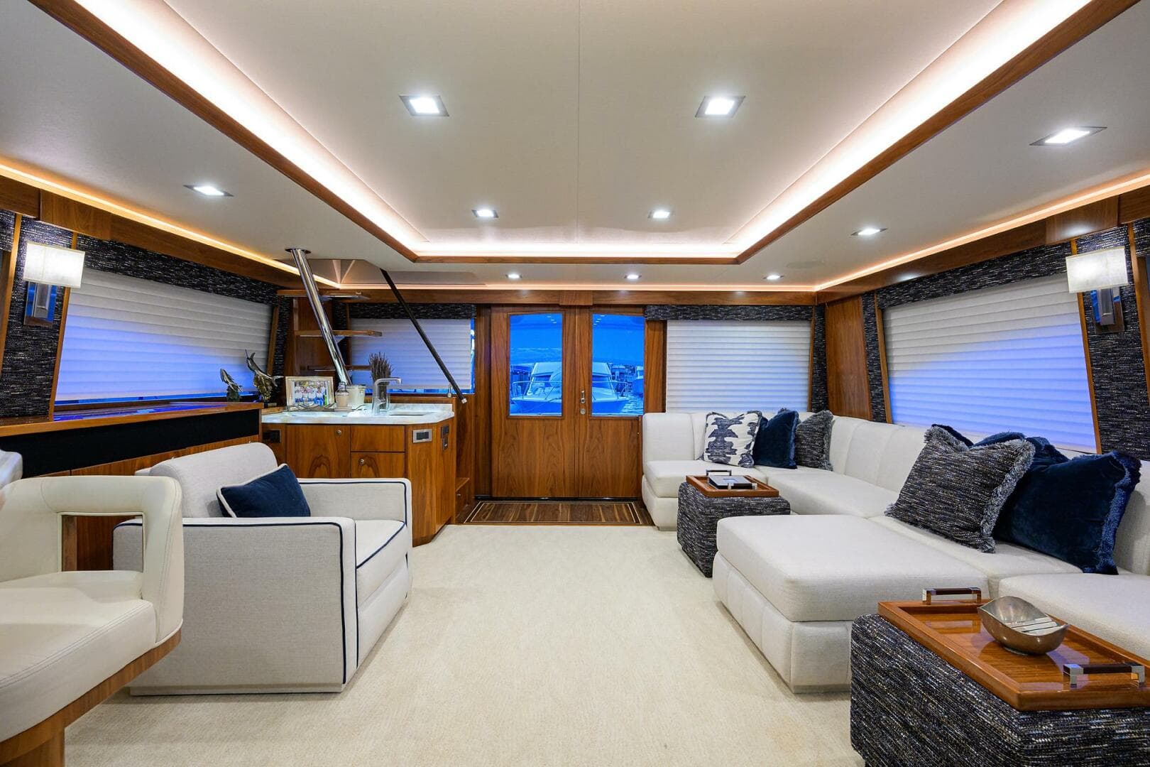 2020 Viking 92 Enclosed Bridge — photo 4