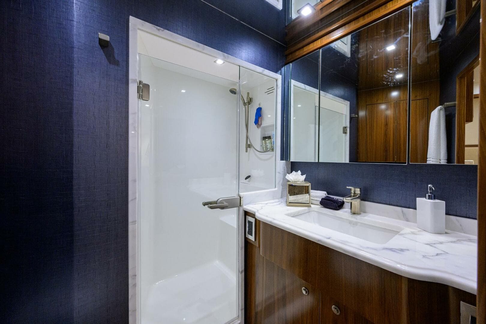 2020 Viking 92 Enclosed Bridge — photo 31